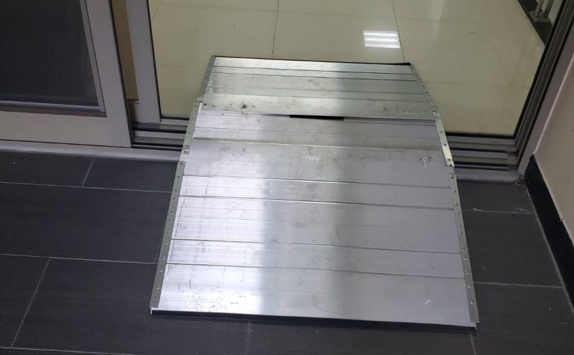 跨門檻式斜坡板