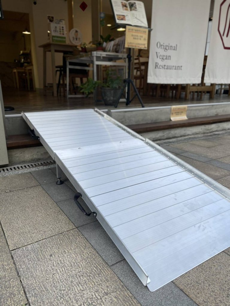 Two folding and fine-adjustable support legs, 