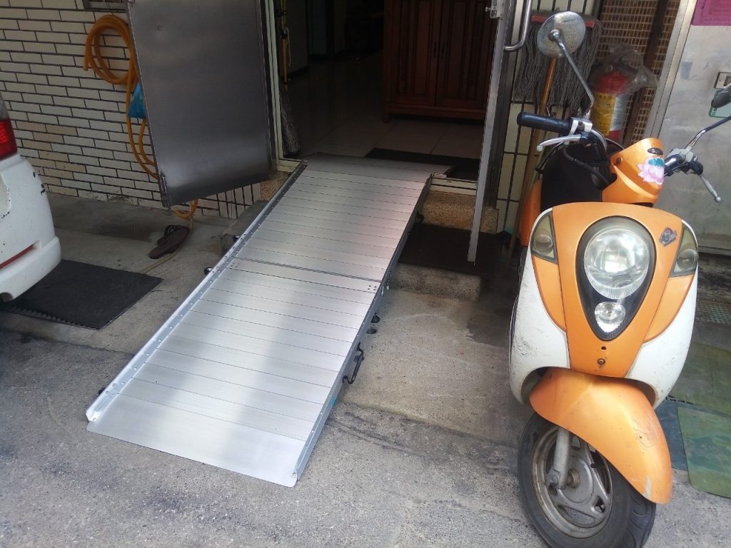 Outside the main gate, we choose Half-fold Ramps, SGS load report 500 KG. 