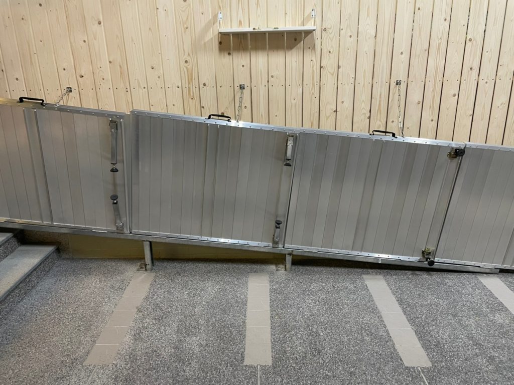 Wall-mounted ramps have the advantages of both fixed ramps and portable ramps.