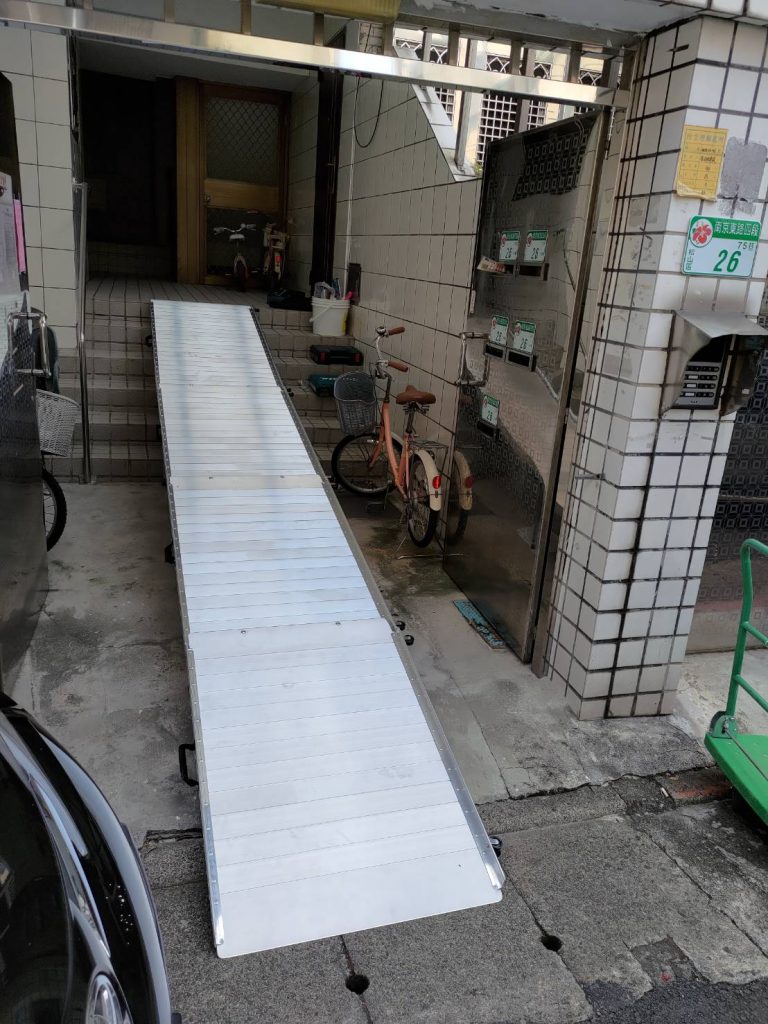 Made by light-weight aluminum alloy.