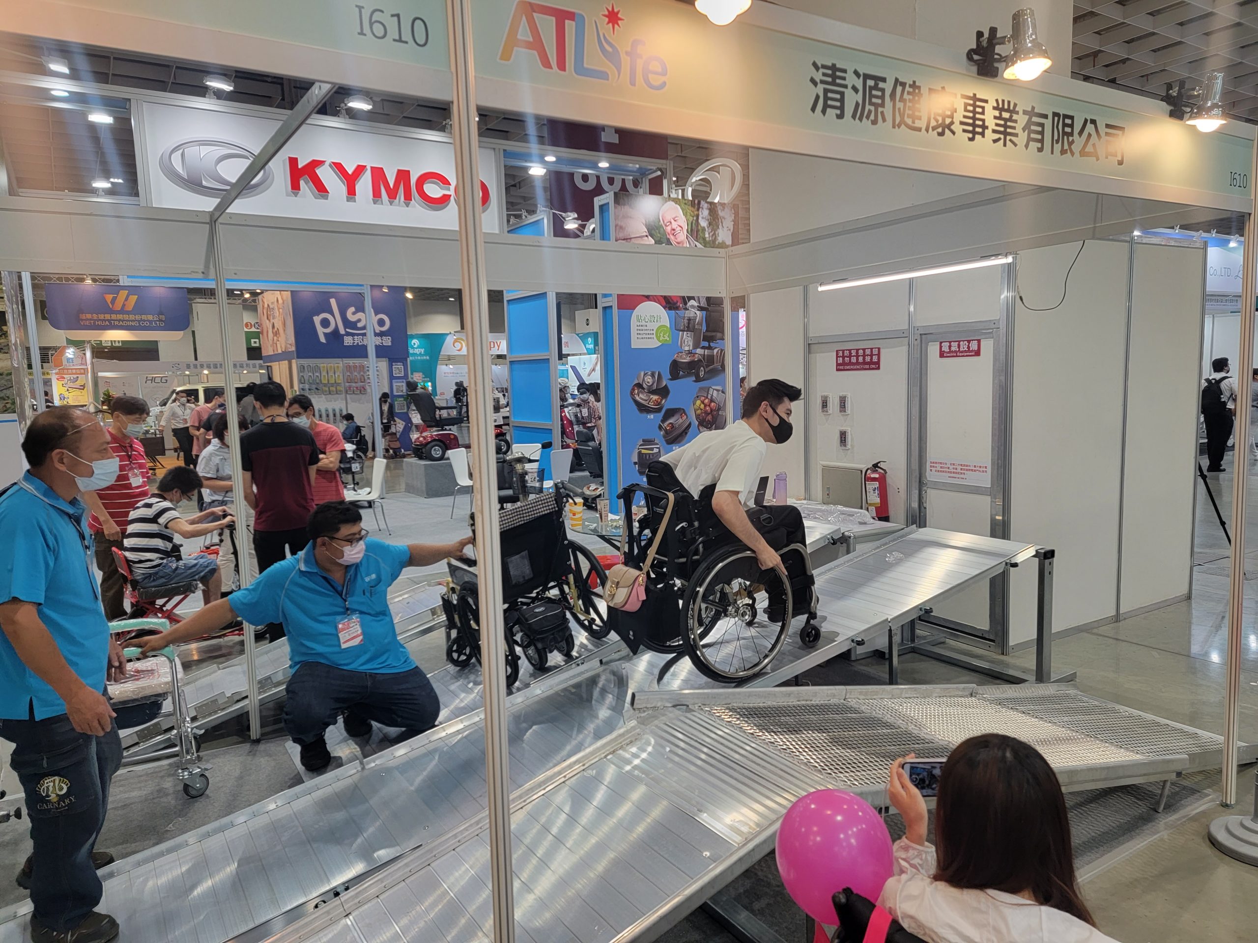 oung people with disabilities have good physical strength and can push up a slope of 6 times the ratio alone