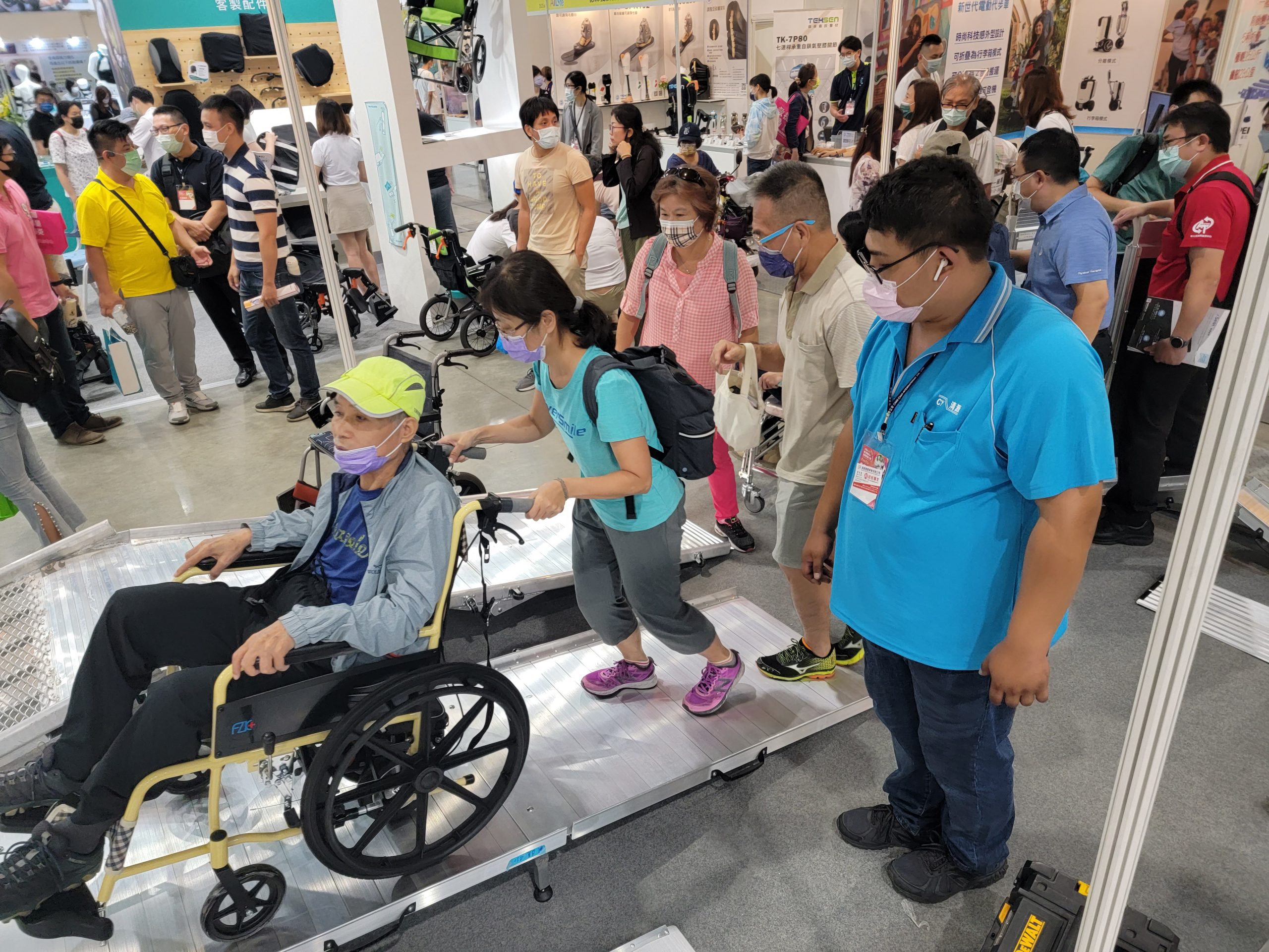 A Taiwanese woman tried to push up a 6x ratio slope easily and happily.