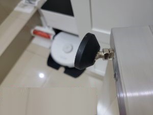 Support legs fine-tuning adjustable upto 5mm +/- , the universal turning foot to meet uneven terrain.