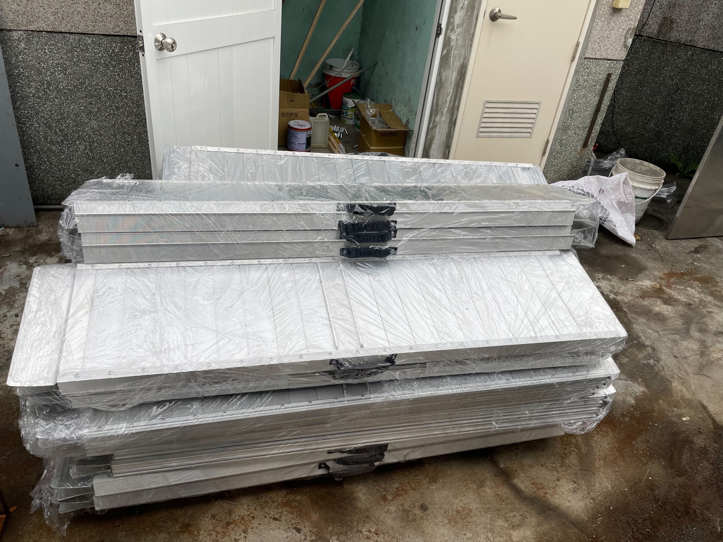 Bi-fold Ramps. SGS load report 300 KG