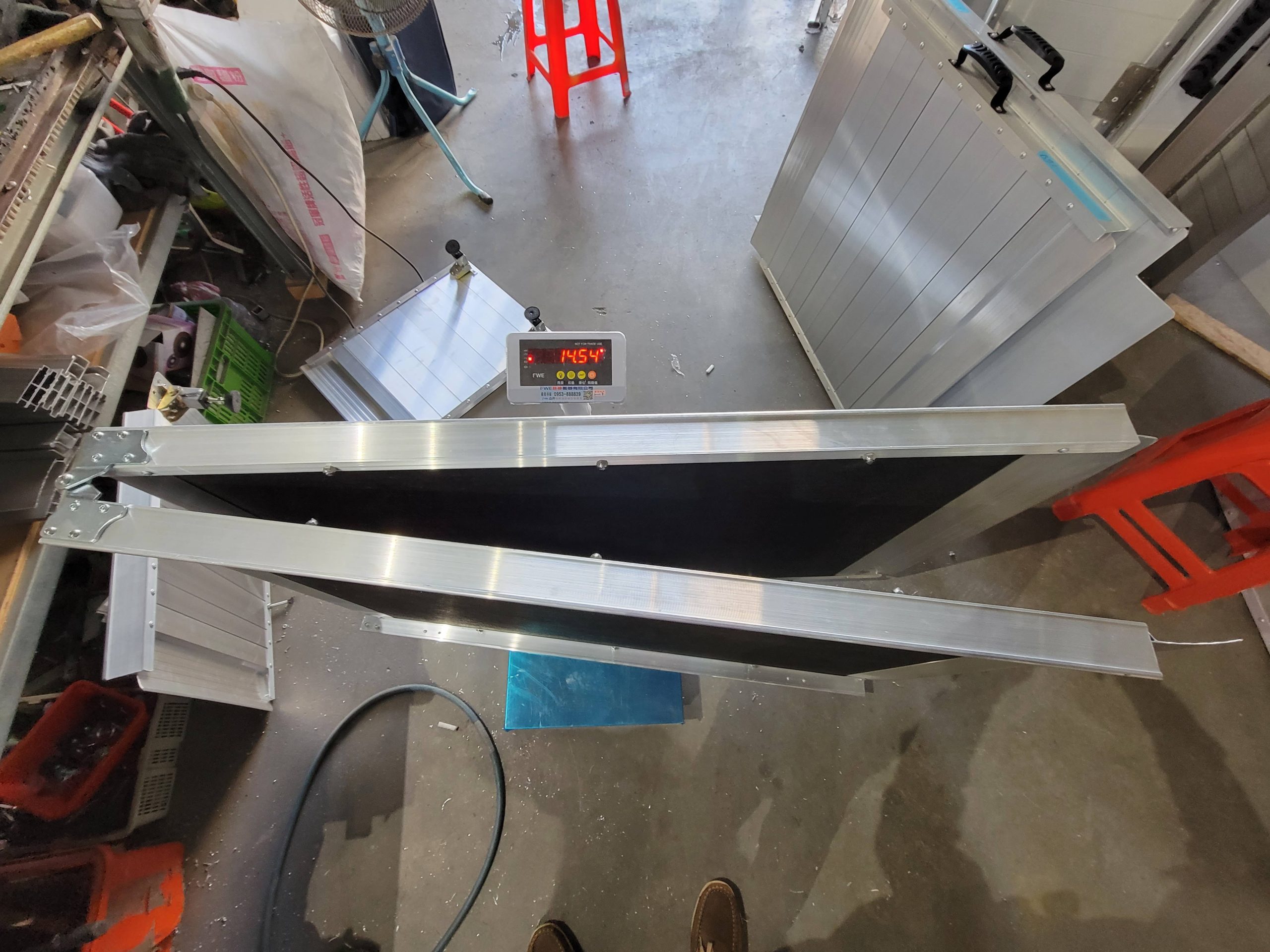 the weight was measured at 14.54 kilograms, and the aluminum alloy material with the same length weighed 22 kilograms.