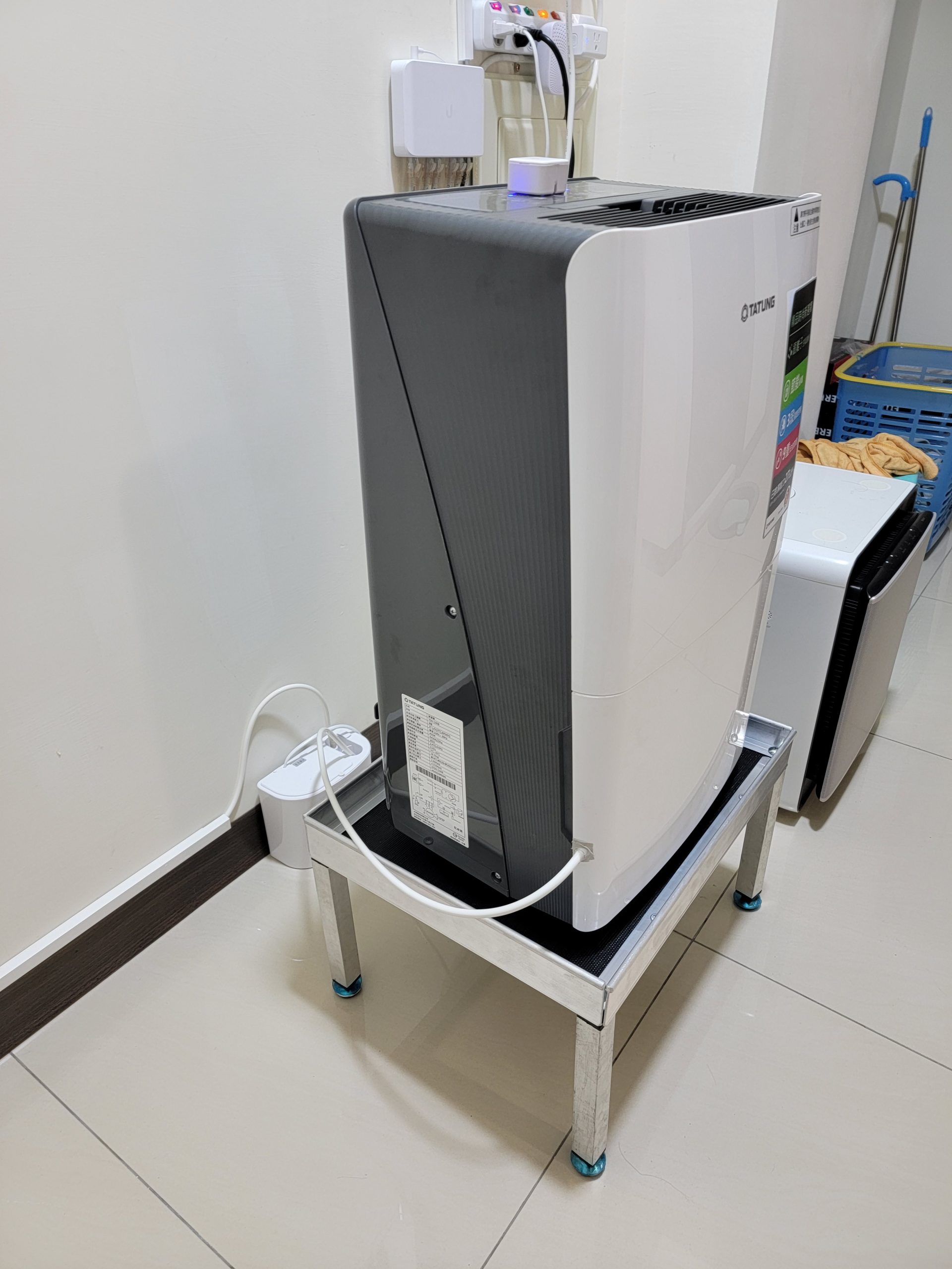 The fiberglass platform can bear a load of 300 kg. 