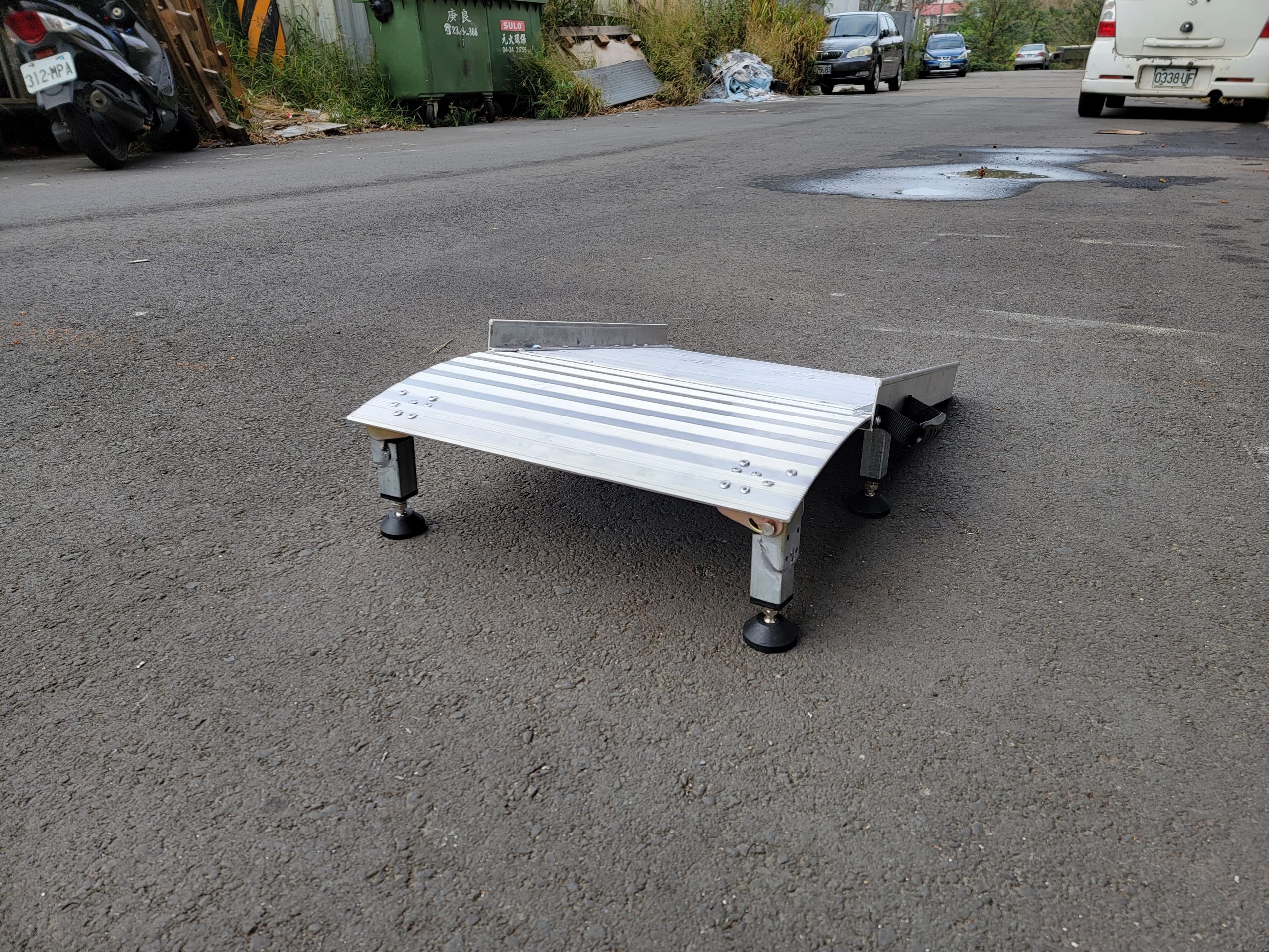 Countless anti-slip textures on the board surface.