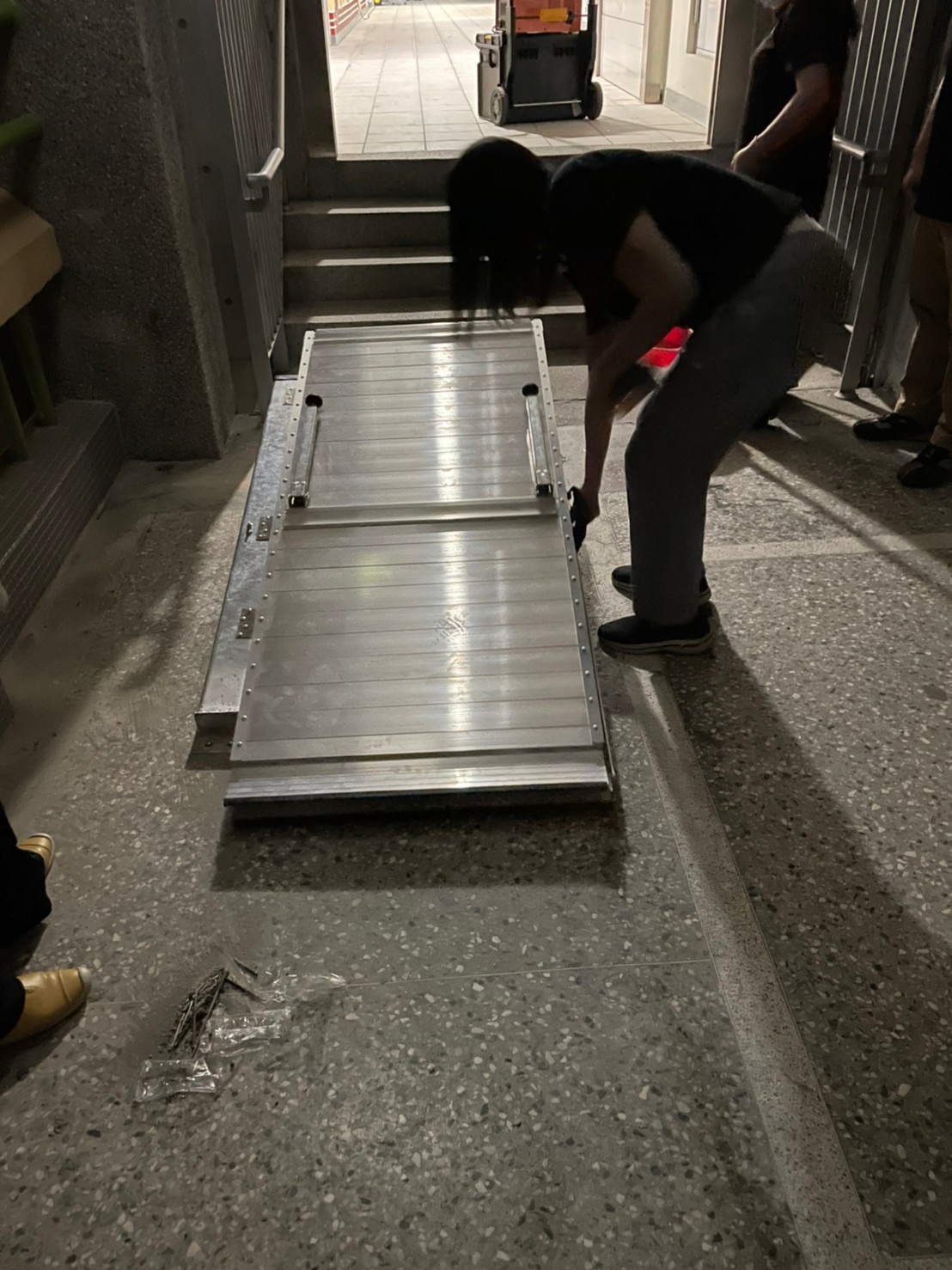 If the wall extension space is insufficient, it can also be made into a wall-mounted foldable ramp. 