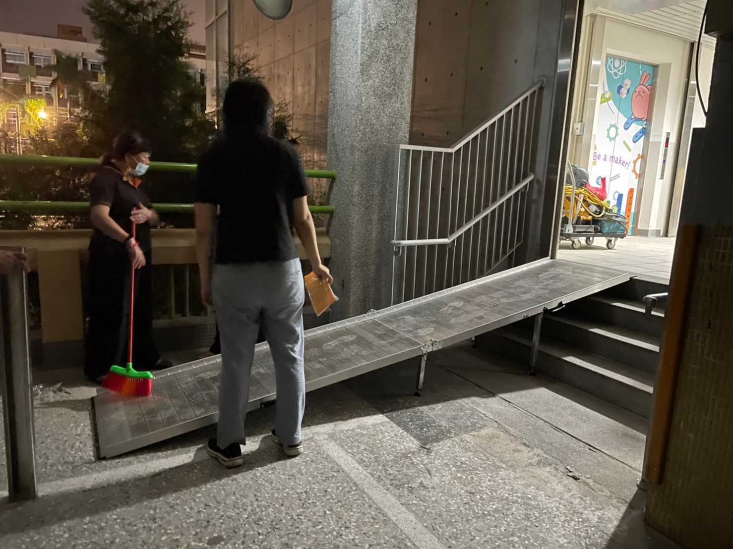 Wall-mounted ramps are ideal for improving the barrier-free environment of old elevator buildings and assisting wheelchairs in going up and down stairs.