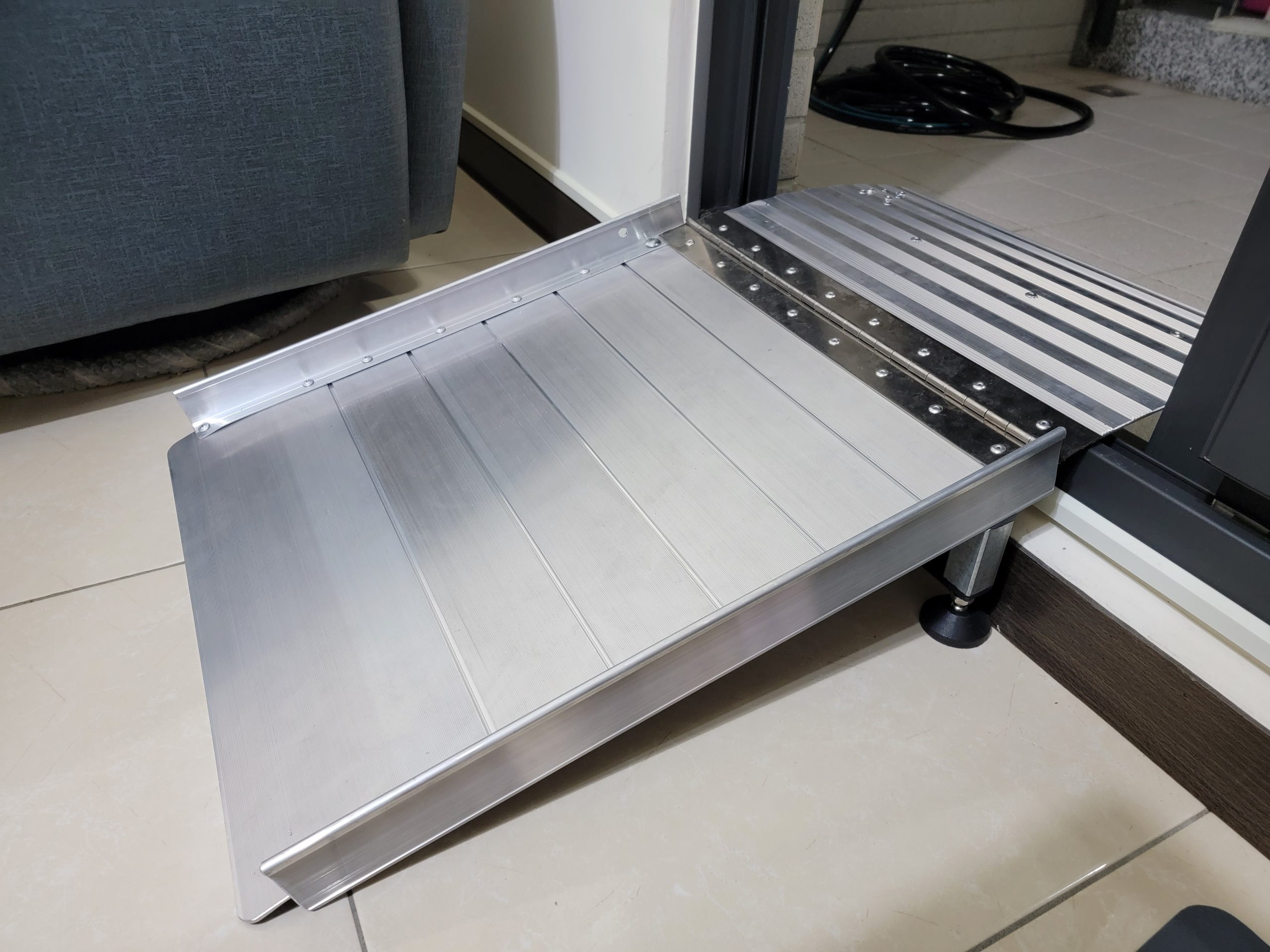 Cross threshold ramp with folding tongue plate won't let your slide rail threshold deformed.