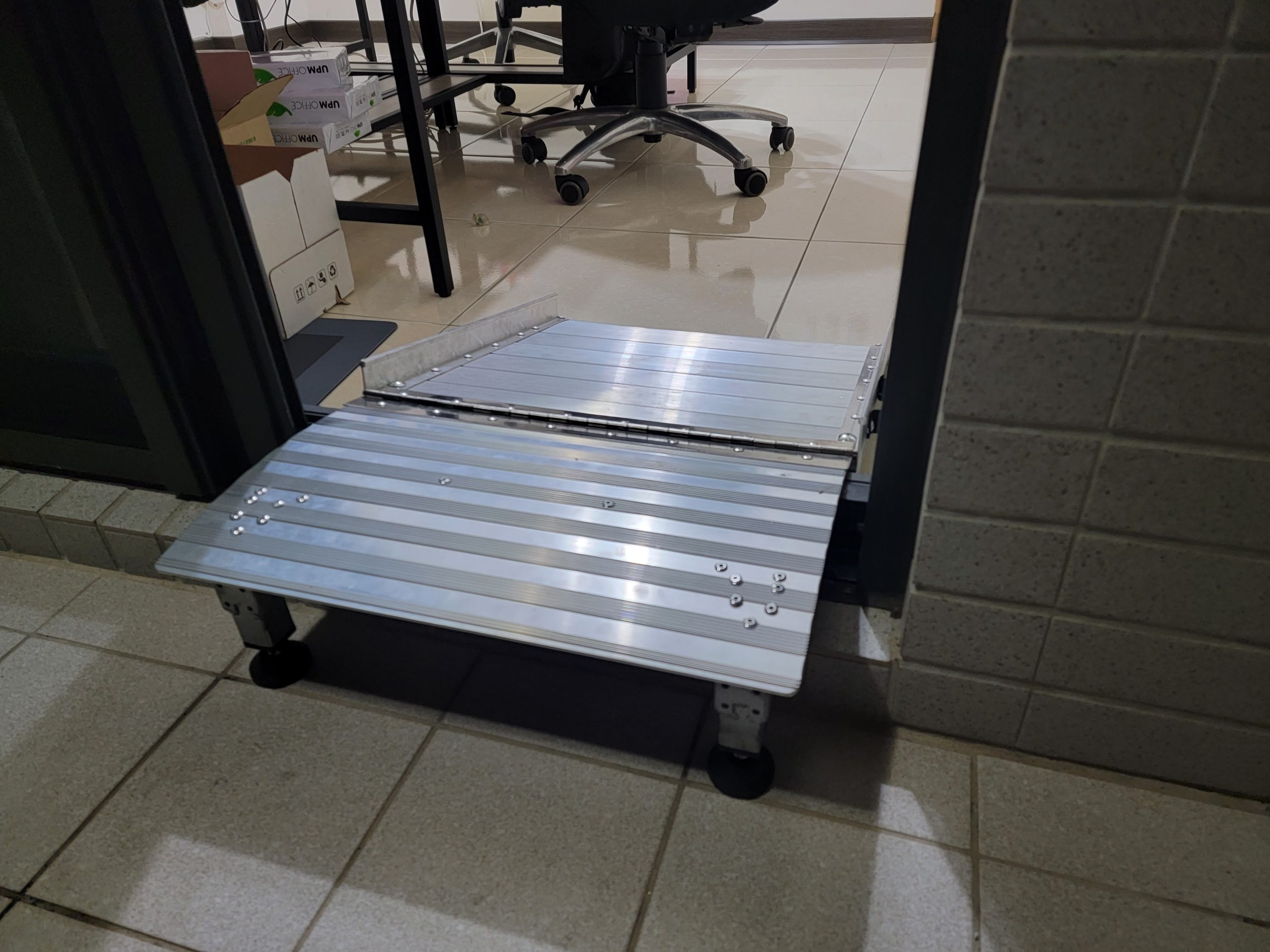 Cross threshold ramp with folding tongue panel