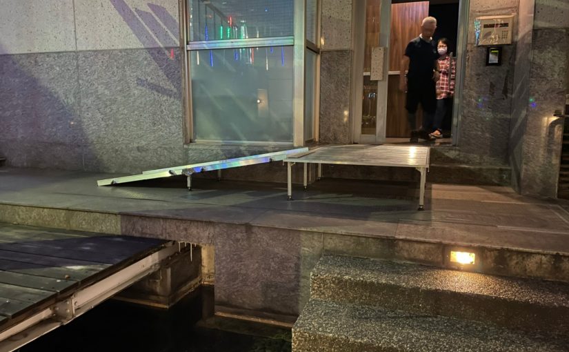 Create a longer slope by using Half-fold ramps and aluminum alloy platform