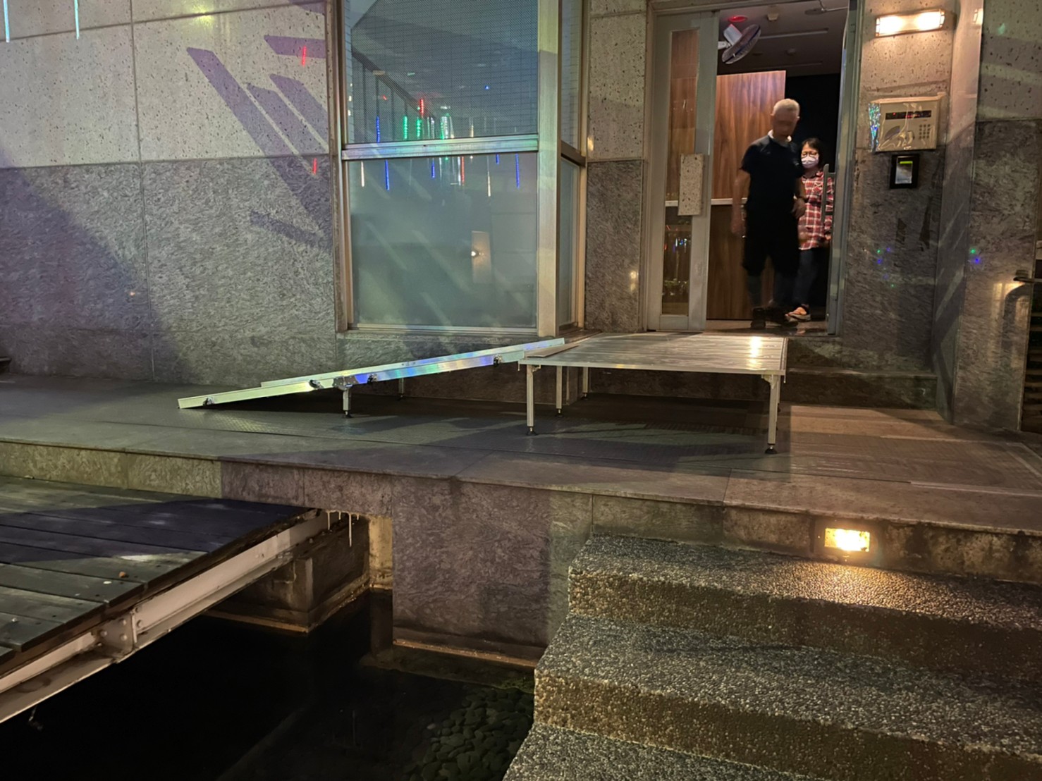 Using aluminum alloy platform create a landing for turning to make a longer slope