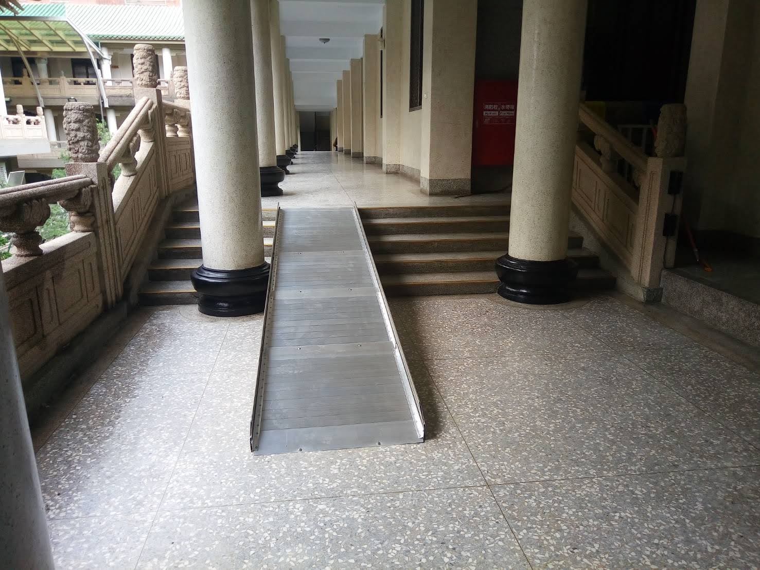 The barrier-free handrails can be installed at the same time.