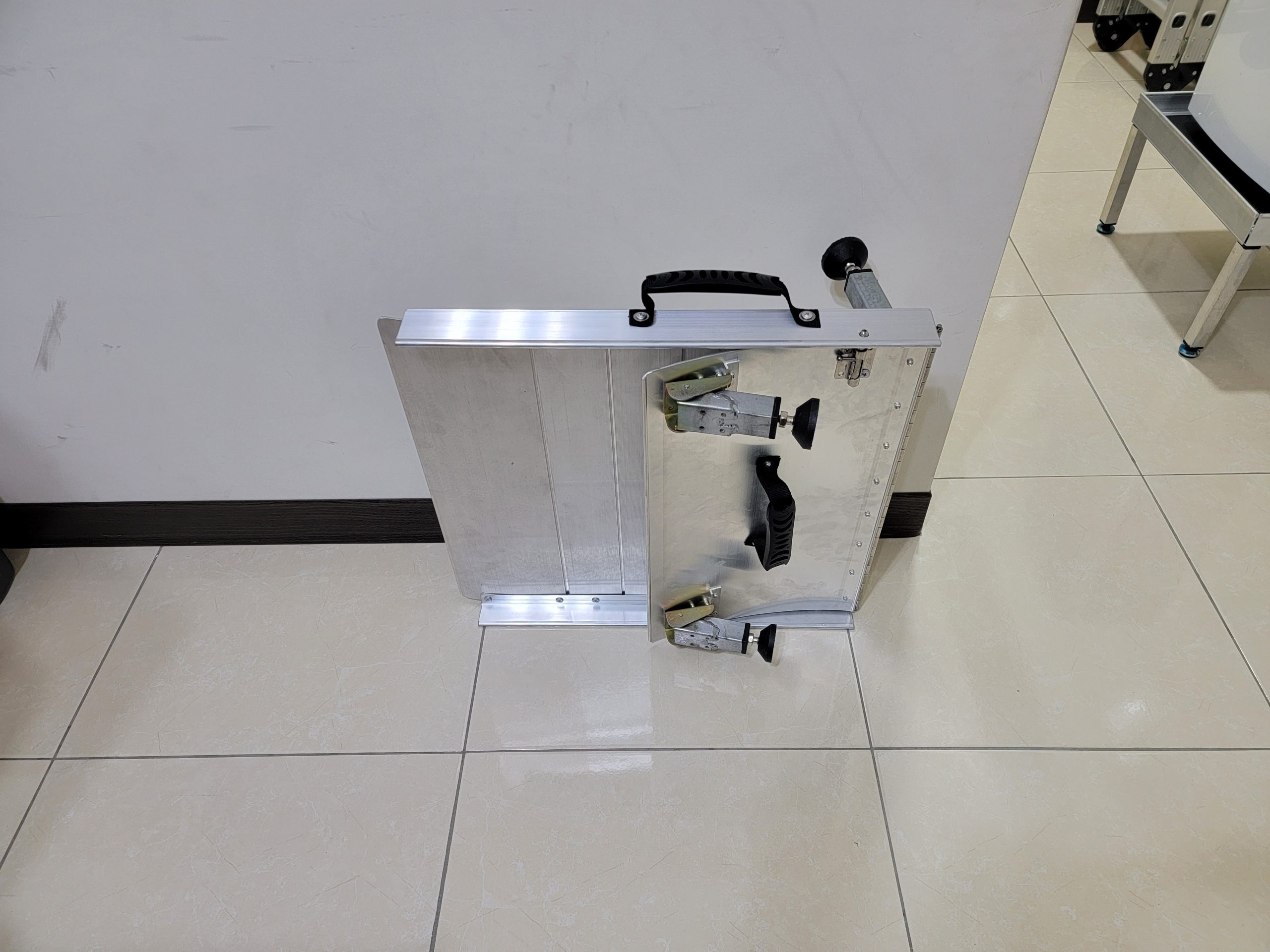 Comes with handle for easy carrying. Four fine-tuning adjustable legs.