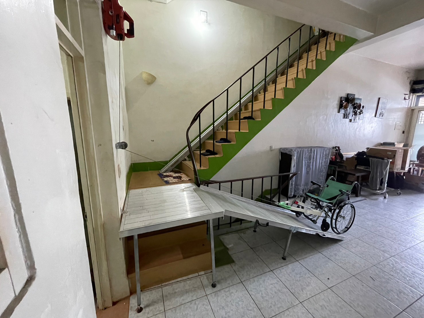 The movable slope plate and electric remote-controlled winch are labor-saving and safe