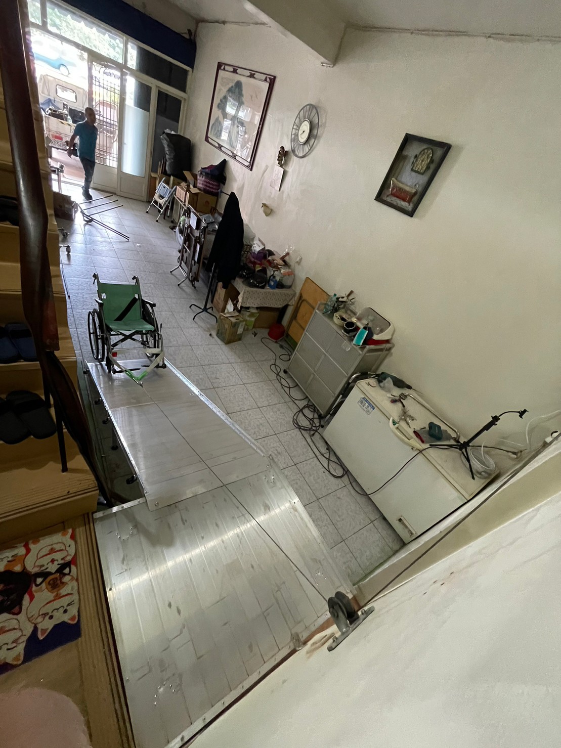 The winch uses a remote control switch, and the movable ramp plate and turning platform are all made of lightweight aluminum alloy.